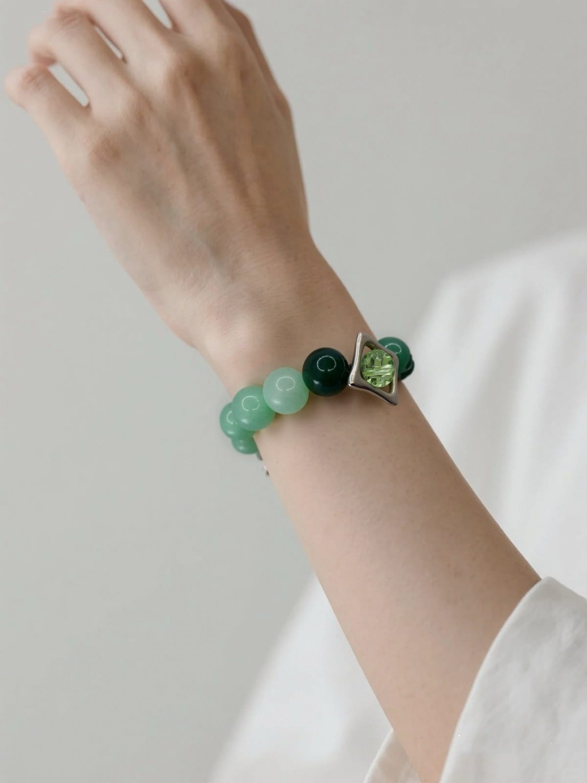 Fresh green exquisite beaded and with metal hollow bracelet
