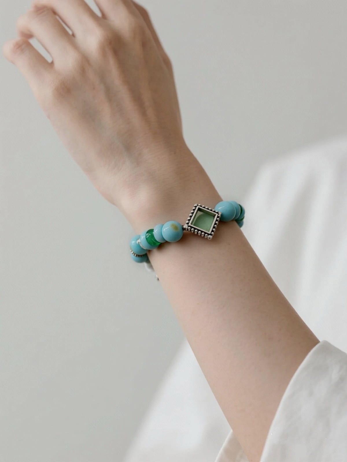 Turquoise flower and leaf charms beaded bracelet
